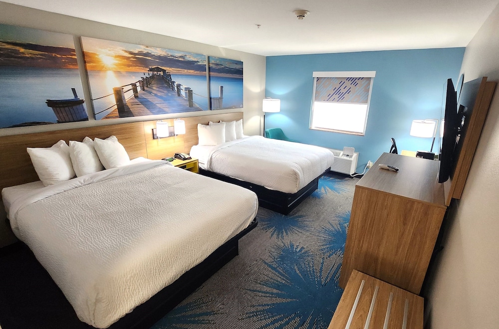 Days Inn & Suites By Wyndham Russellville 5/33