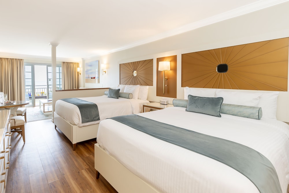 Premium, 2 Queen Beds, Court View
