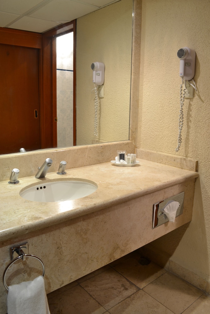 La Posada Hotel &amp; Suites 24/68