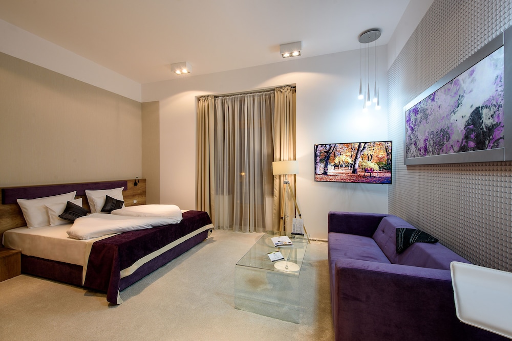 Karoly Corner Residences 10/50