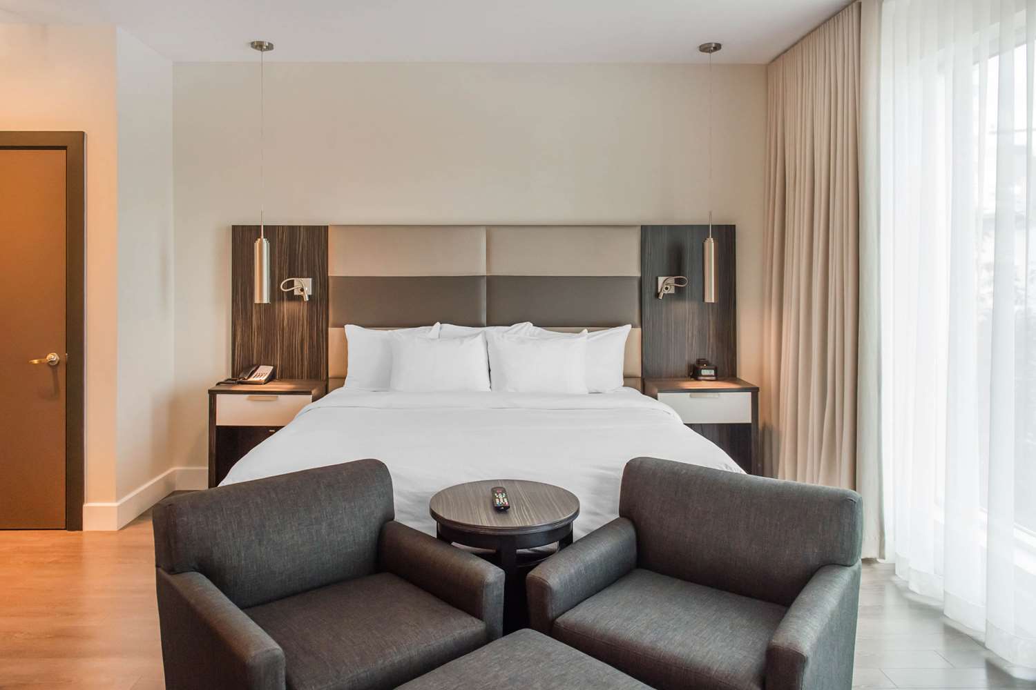 Efficiency, Suite, King Bed