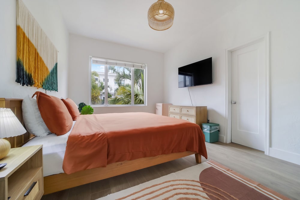 STANDARD, KING BED, PRIVATE BATHROOM