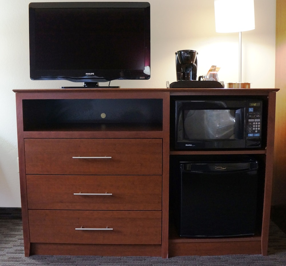 AmericInn by Wyndham Baldwin 16/34