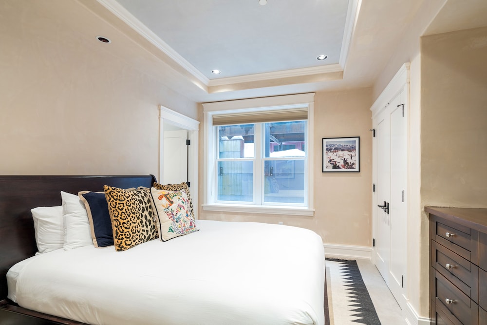 The Auberge Residences at Element 52 31/82