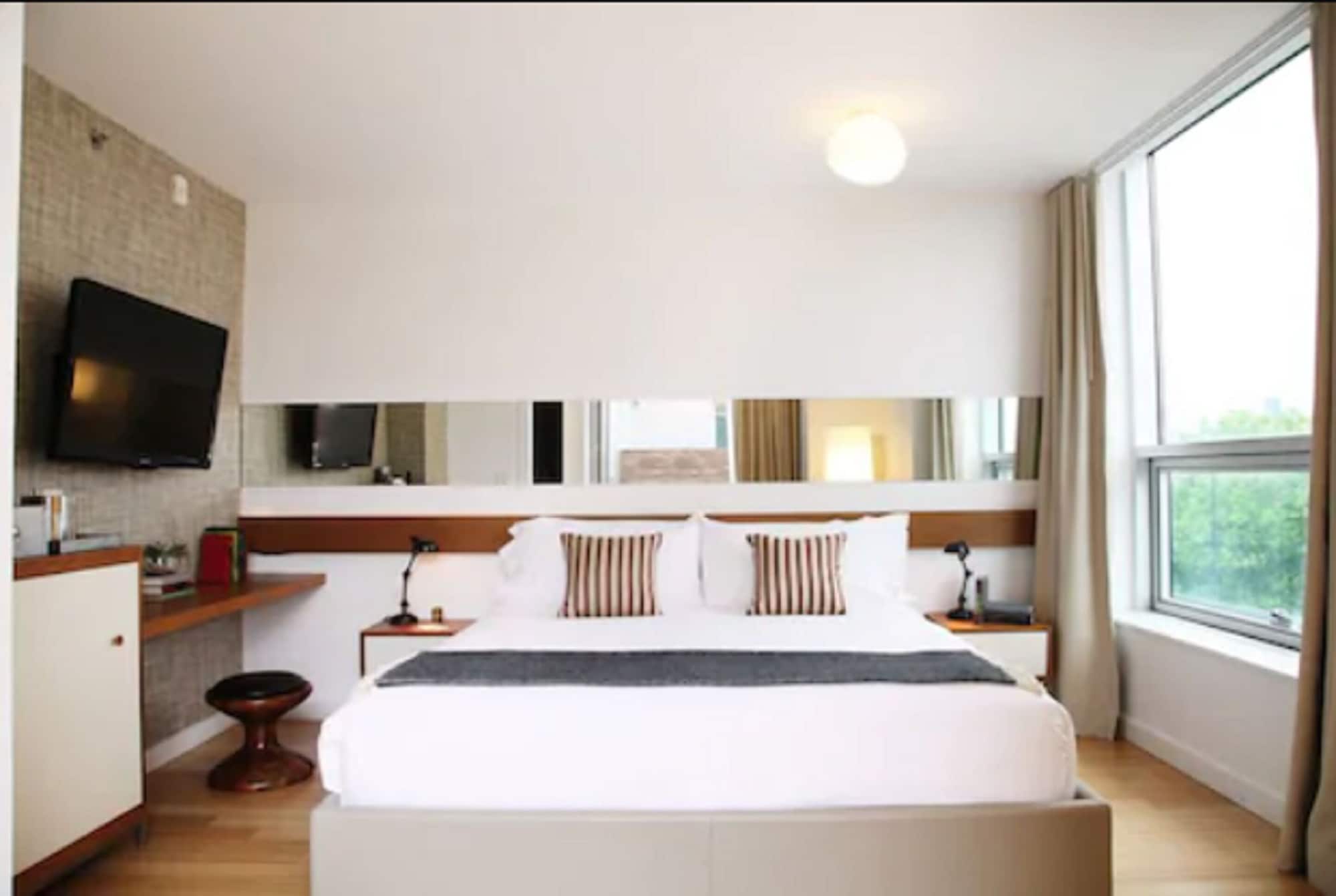 STANDARD, QUEEN BED