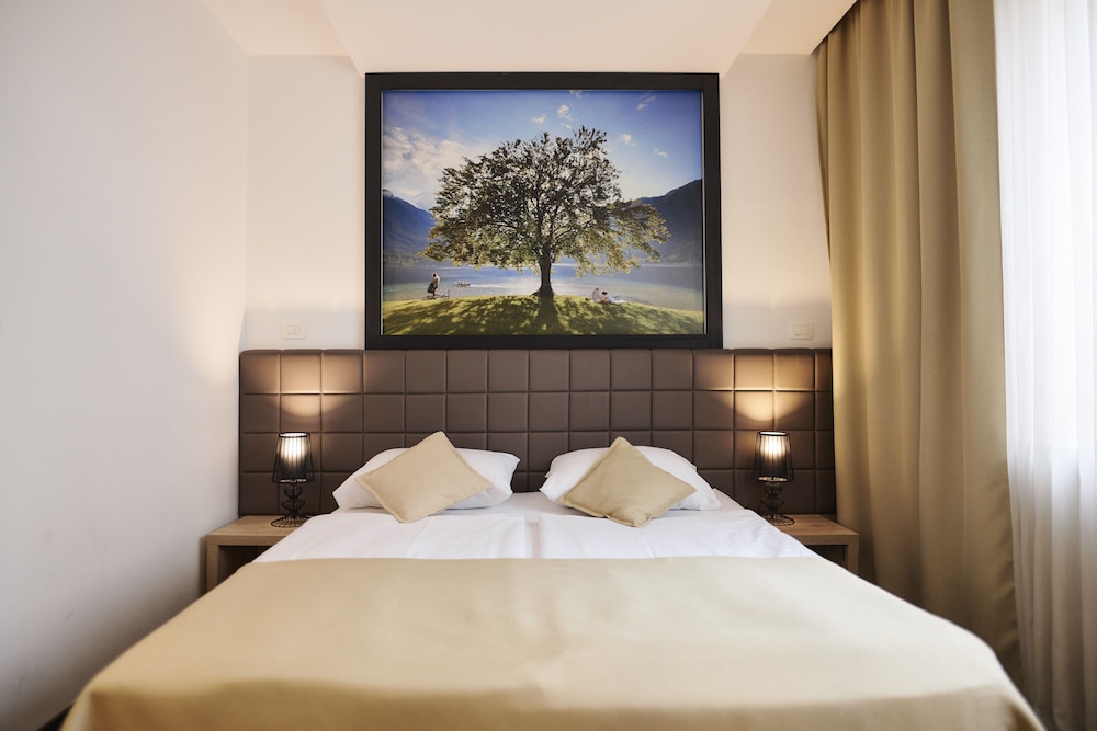 DELUXE, DOUBLE BED