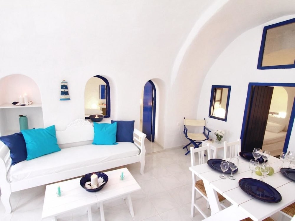 Blu Blanco Cave House 19/47
