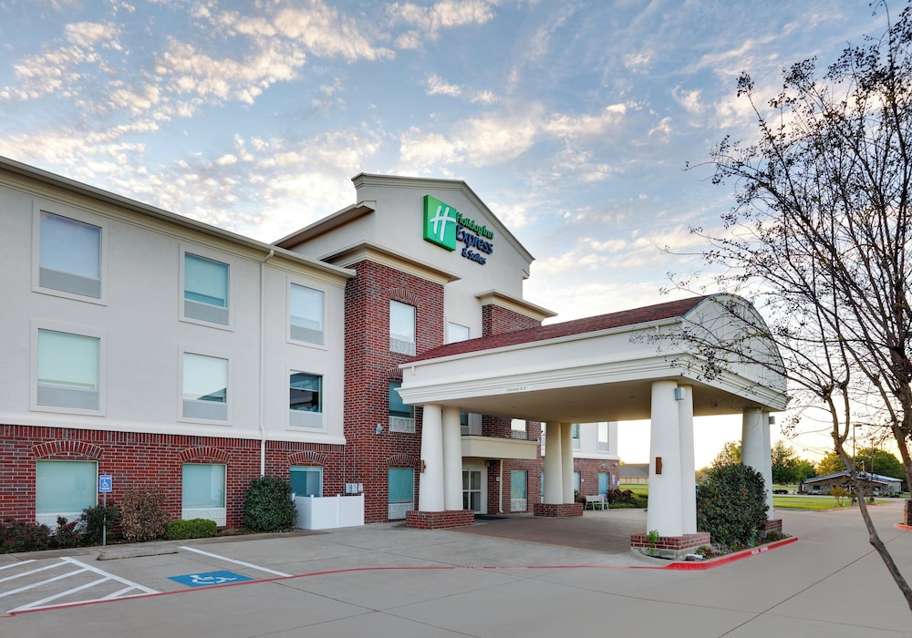 Holiday Inn Express Hotel Suites Cleburne 72/76