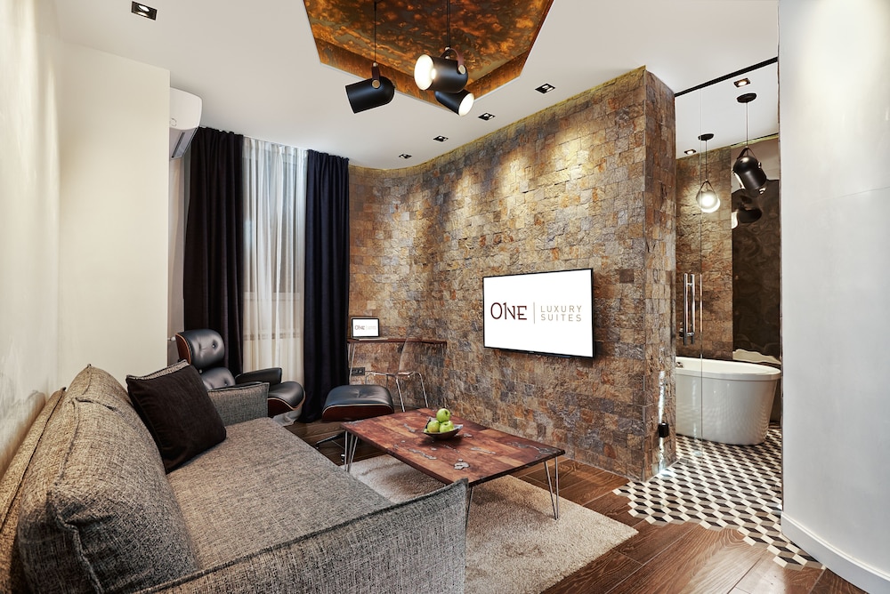 One Luxury Suites 58/72