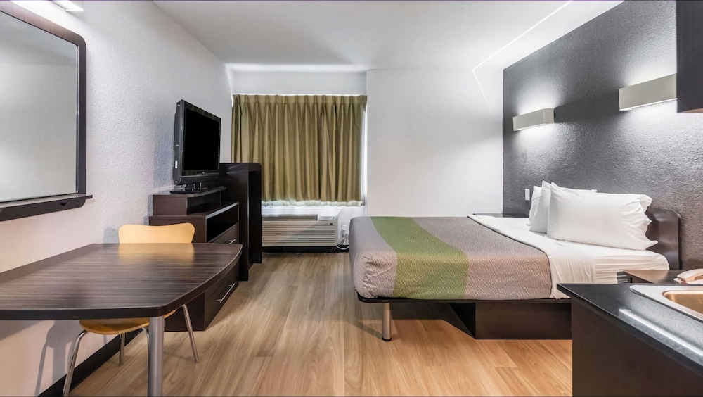 STANDARD, QUEEN BED, KITCHENETTE