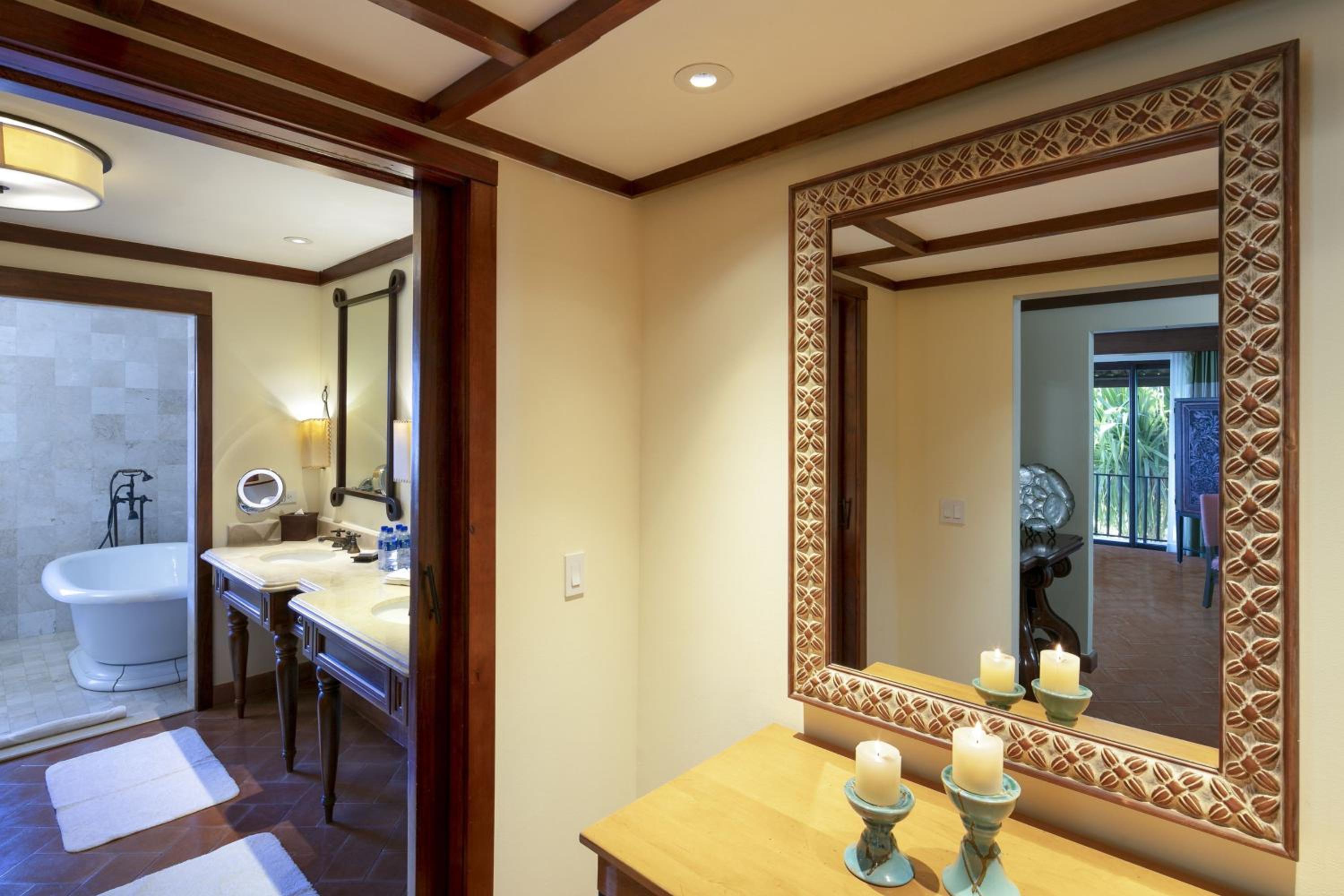 1 Bedroom, Suite, King Bed, Ocean View, 1.5 Bathrooms, Balcony