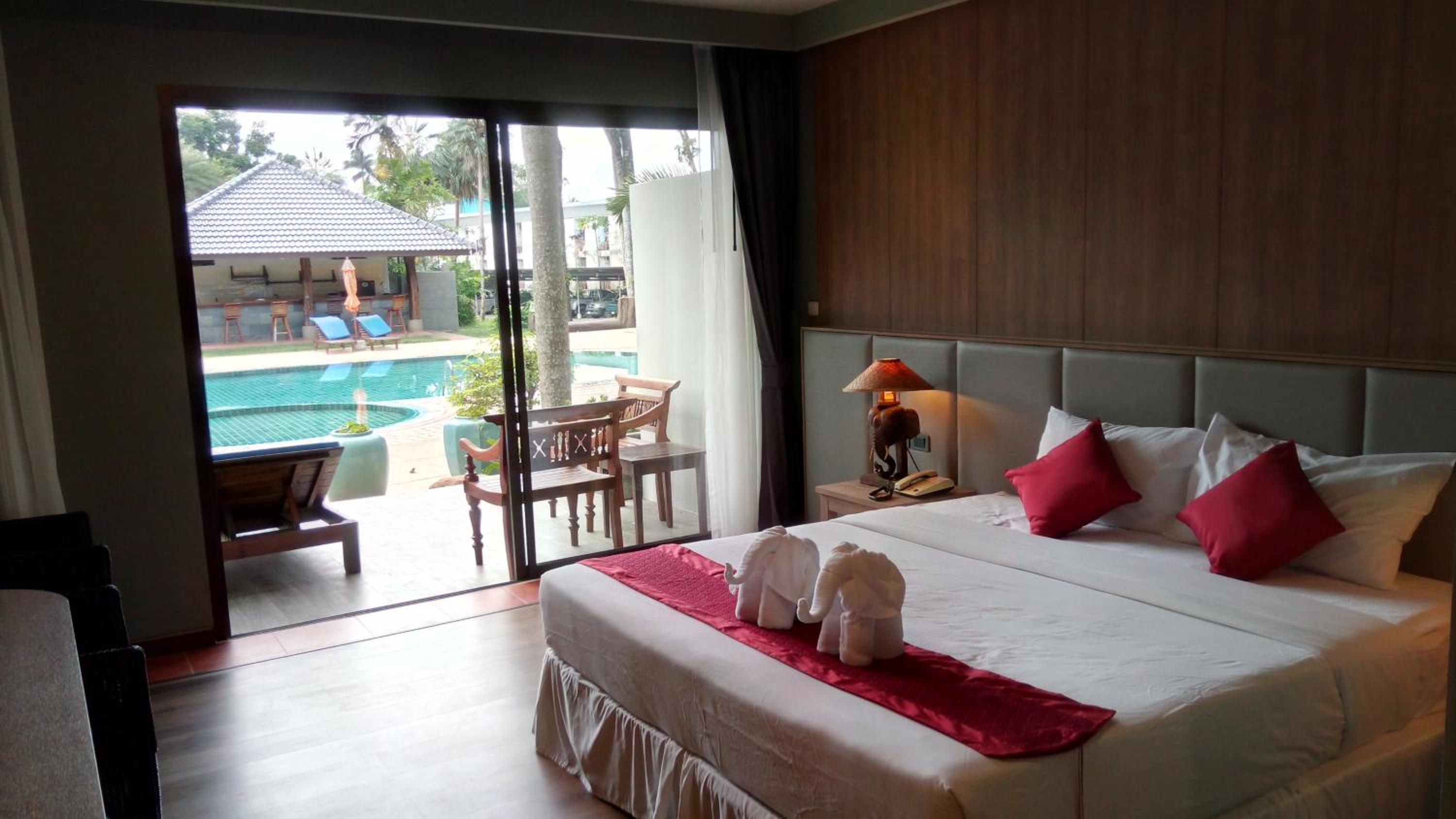 Deluxe, Pool View, Hill Side