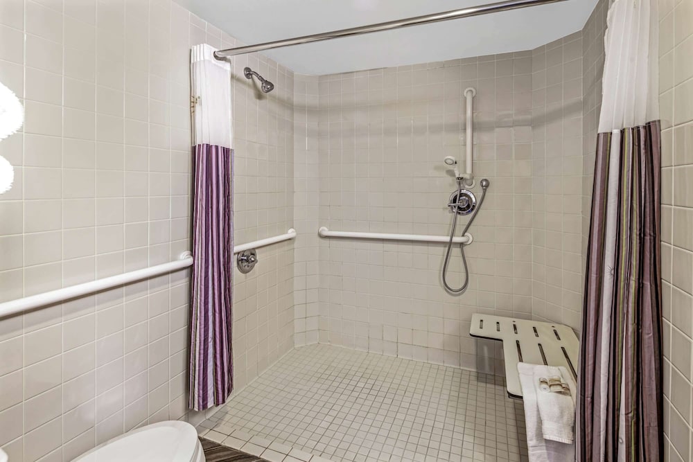 جناح بسرير كينج لذوي الإعاقة، Holiday Inn Express & Suites Anaheim Convention Center Area 3/3
