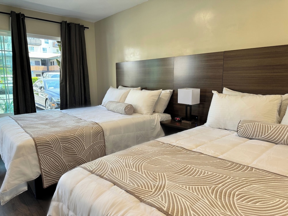 SIGNATURE, 2 QUEEN BEDS