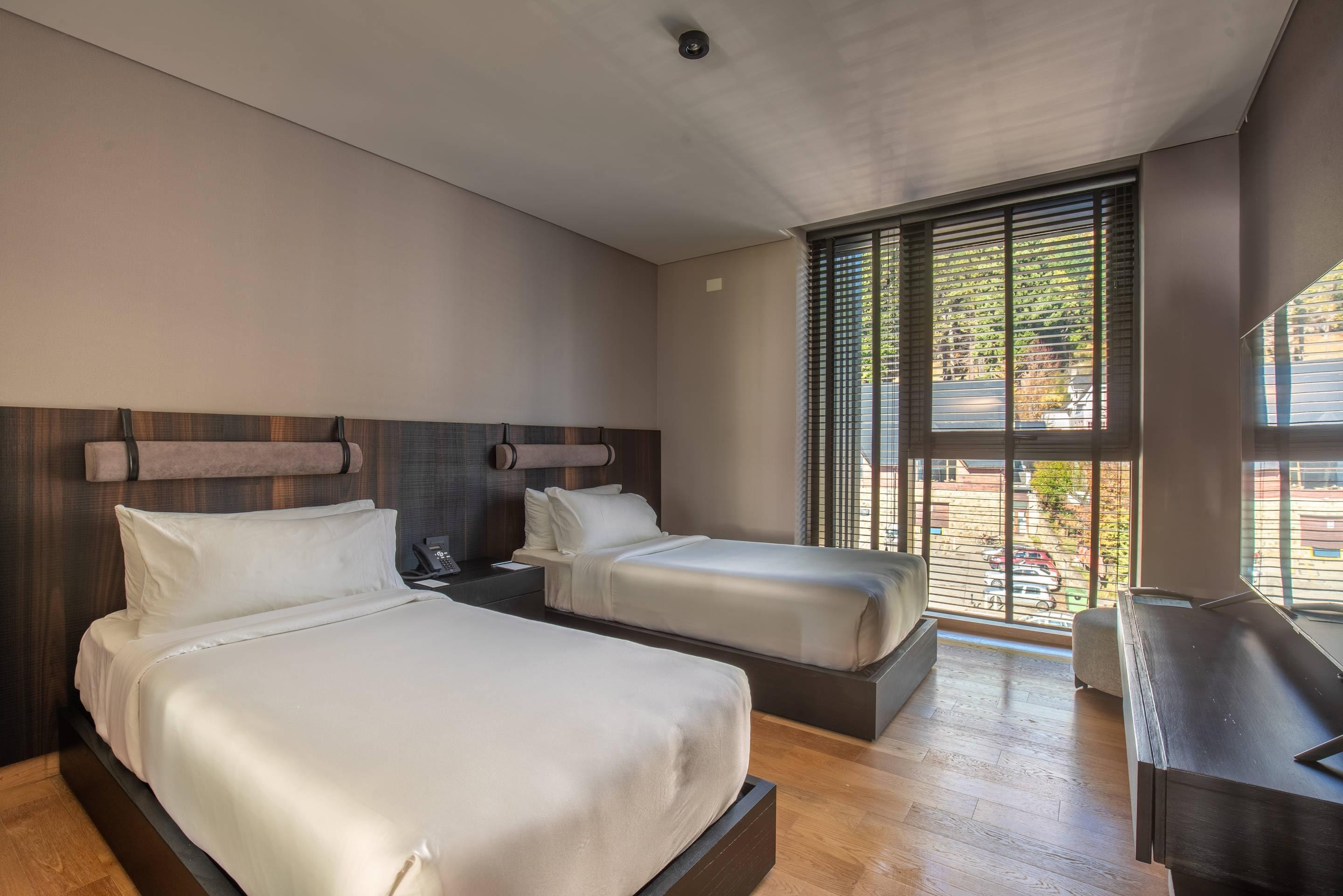 Upgrade, Suite, King and Twin Beds, Lake View
