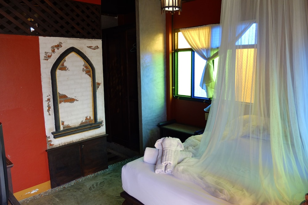 SAITHONG GUESTHOUSE 10/19