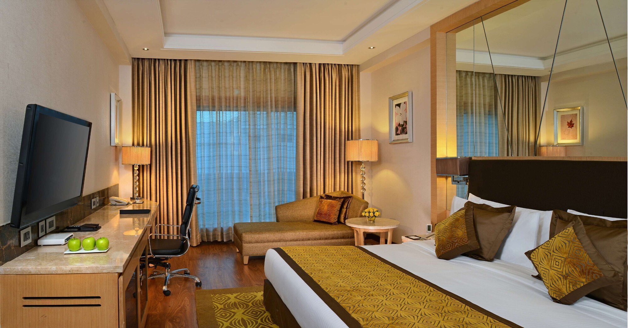غرفة بزنس تنفيذية بسرير كينج، Radisson Resort & Spa Kandla 7/10