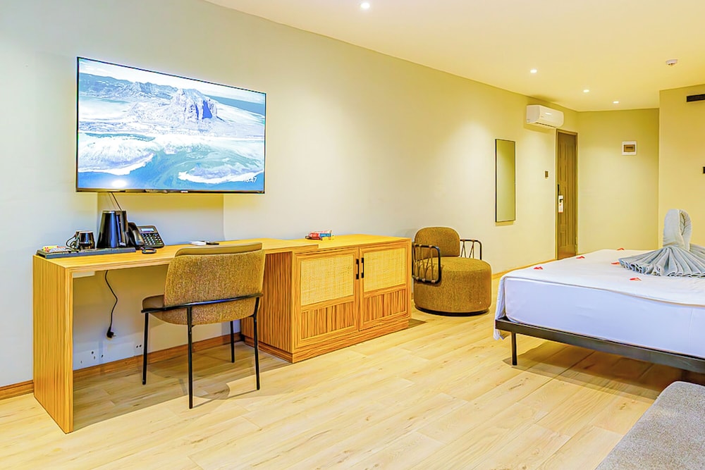 غرفة سوبيريور بسرير كينج بإطلالة على البحر مع أريكة، Kombo Beach Resort 5/5