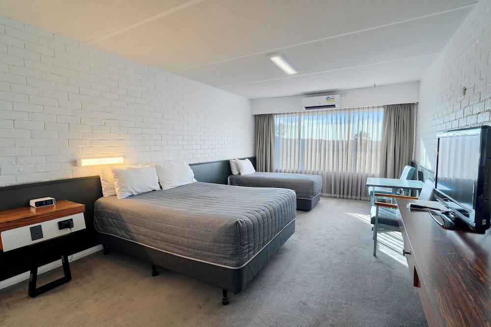 Standard, 1 Queen and 1 Single Bed