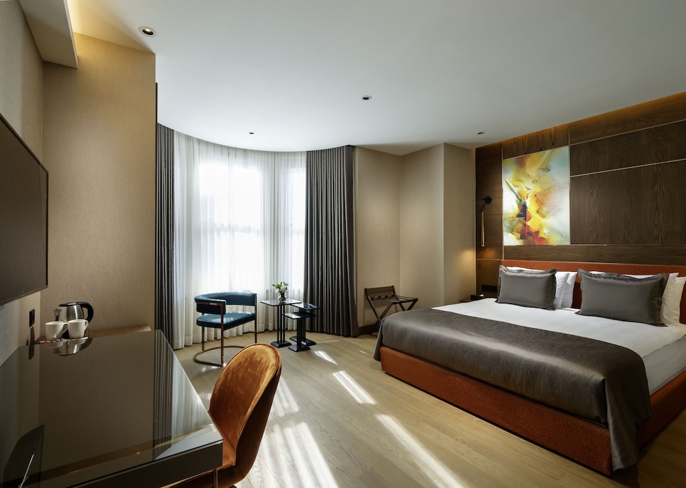 DELUXE, DOUBLE OR TWIN BED