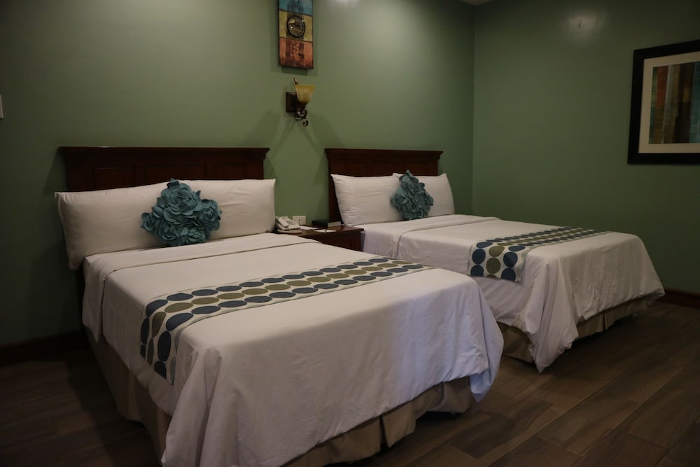 Paragon Hotel And Suites 25/50