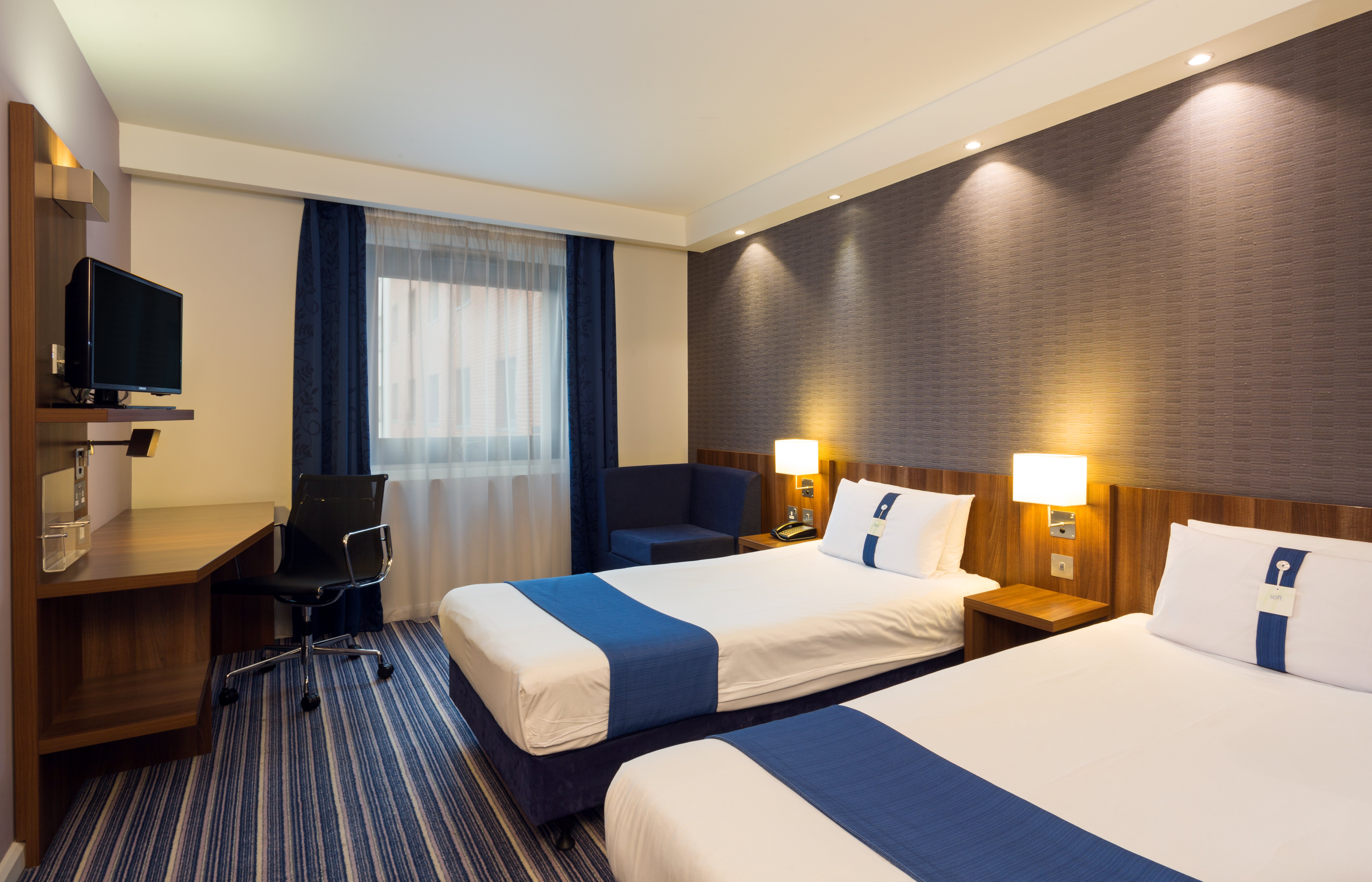HOLIDAY INN EXPRESS HARLOW 28/74