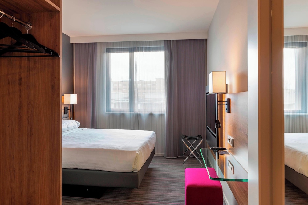 غرفة بسرير كوين، Moxy Milan Linate Airport 3/6