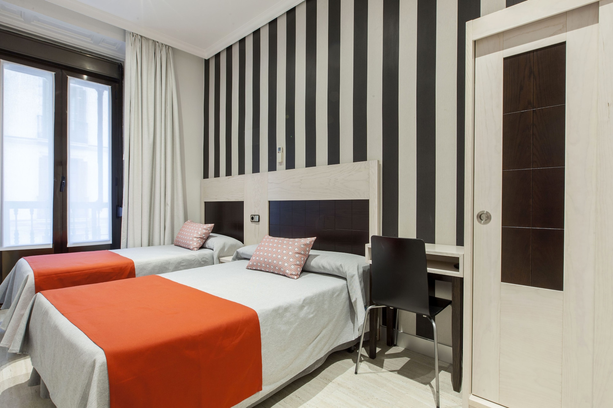 ROOM, TWIN BEDS