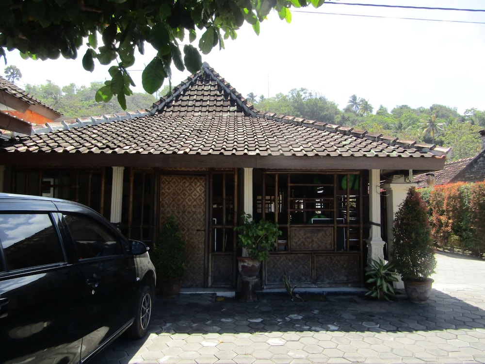 Hotel Family Syariah 1 by ZUZU 3/26