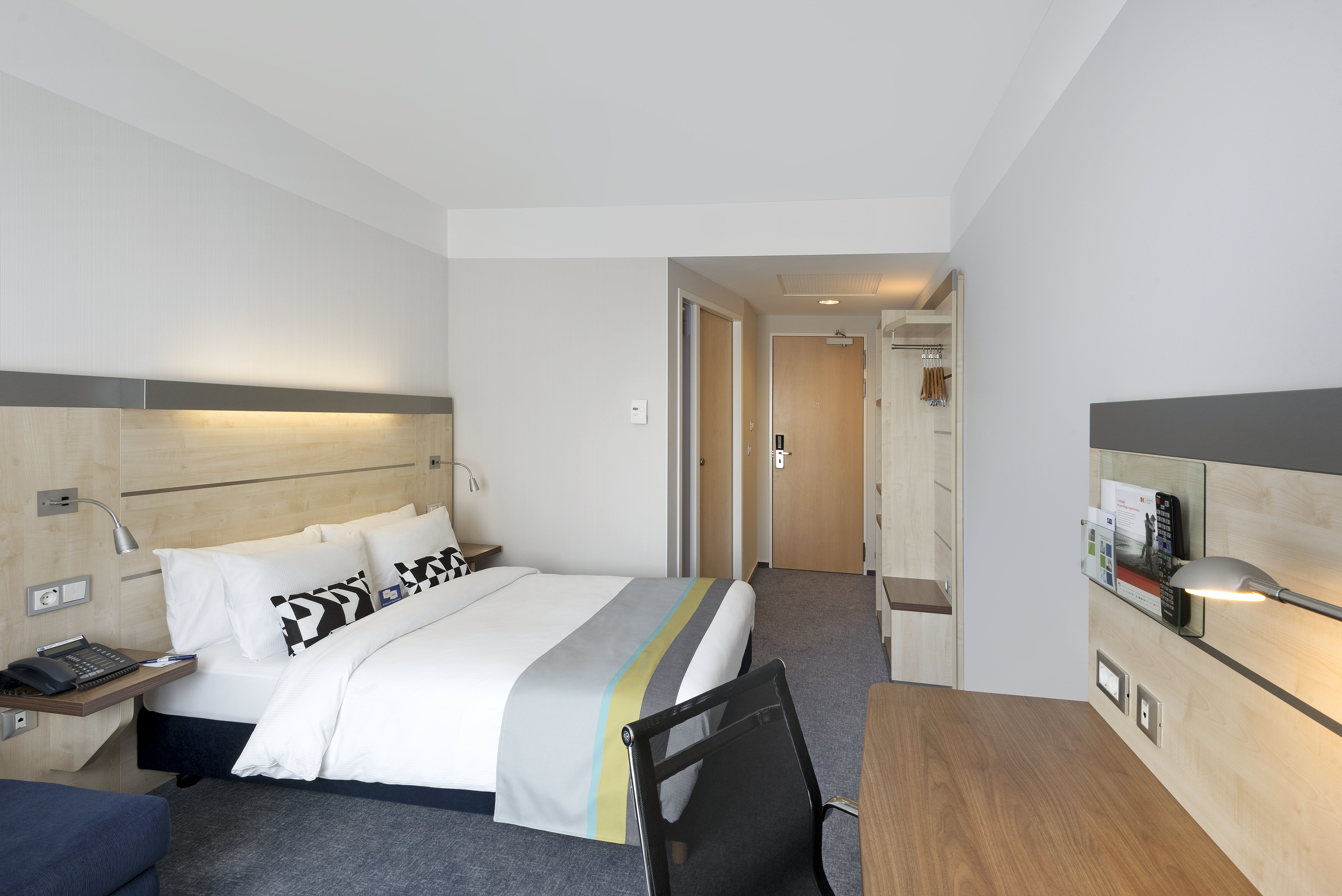 HOLIDAY INN EXPRESS SINGEN 28/72