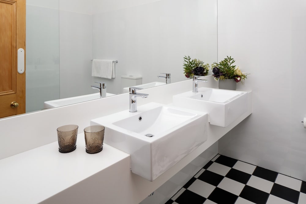 RYDGES HOBART 35/67