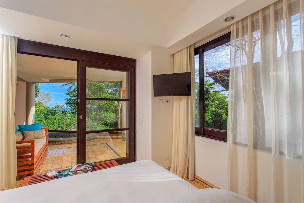 Arenas del Mar Beachfront & Rainforest Resort 8/75