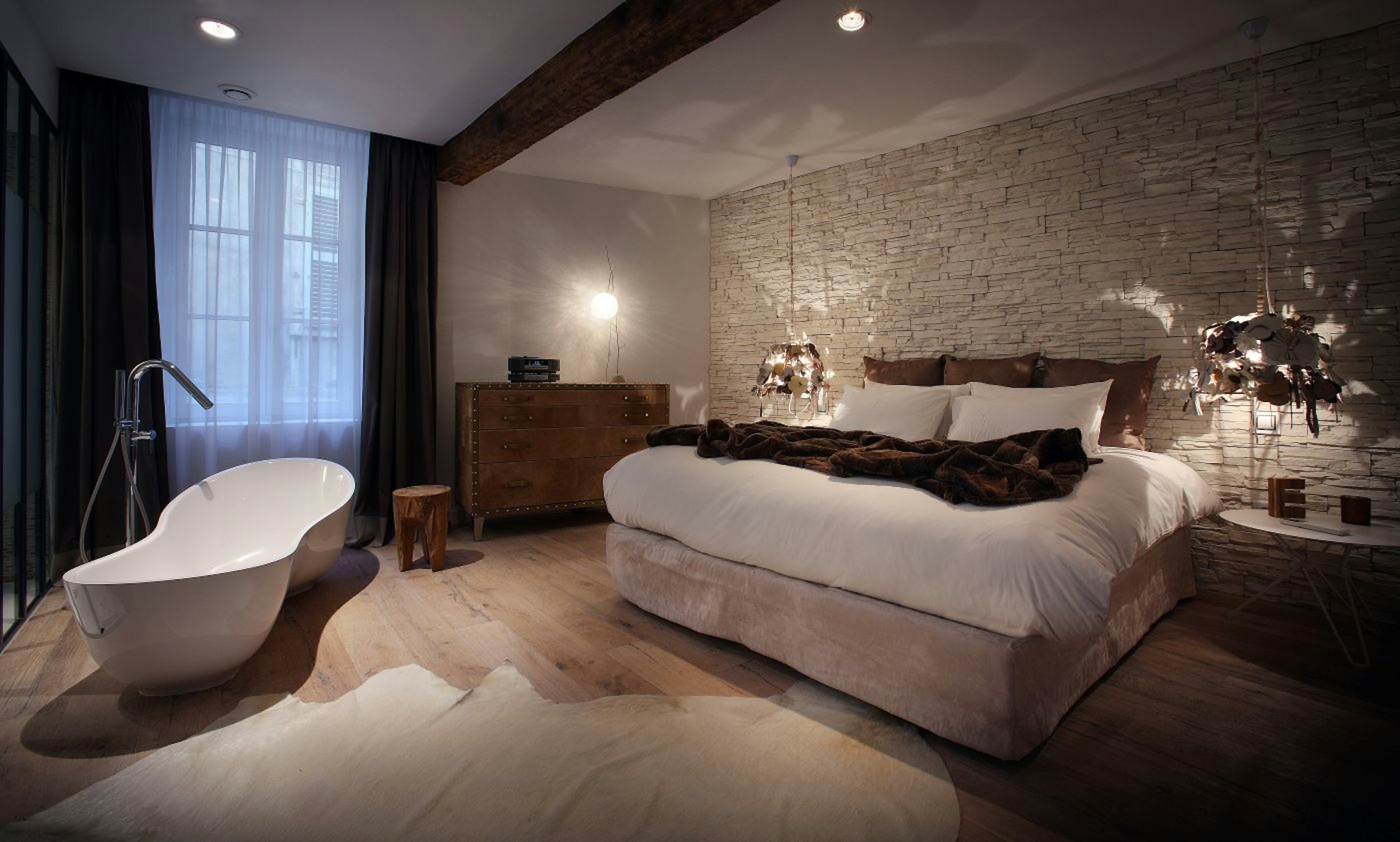 Petit Hotel Confidentiel 3/75