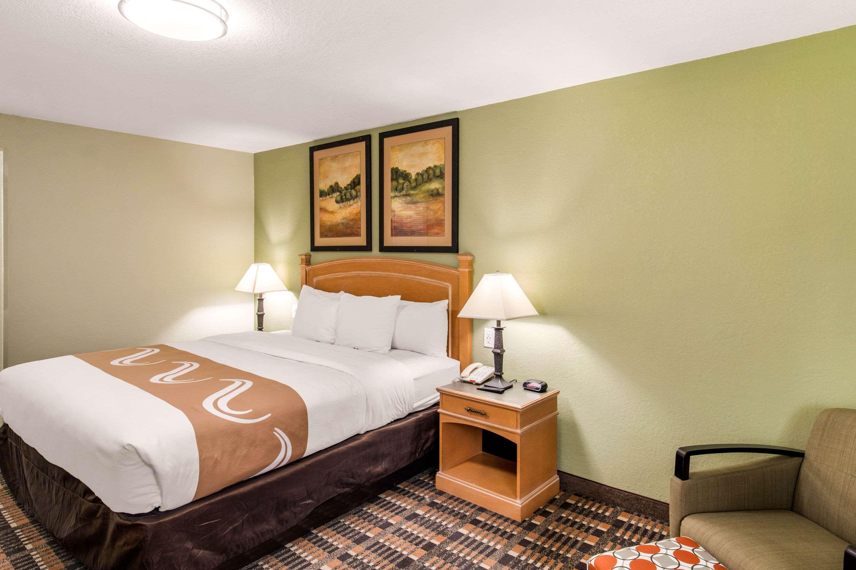 غرفة بسرير كينج، QUALITY INN AND SUITES PLANO EAST RICHARDSON 3/8