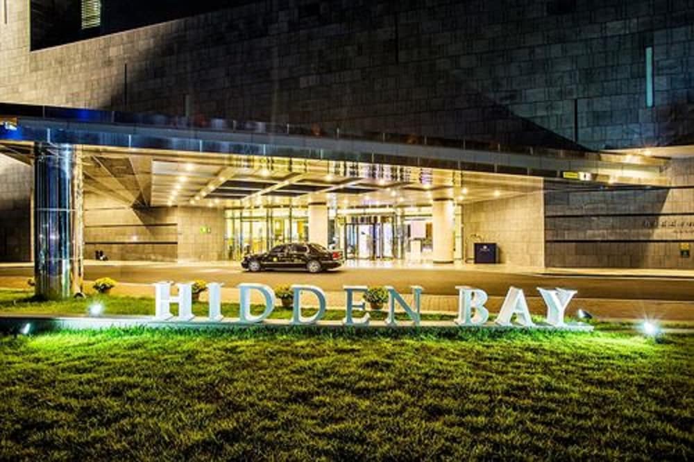 Hidden Bay Hotel 65/69