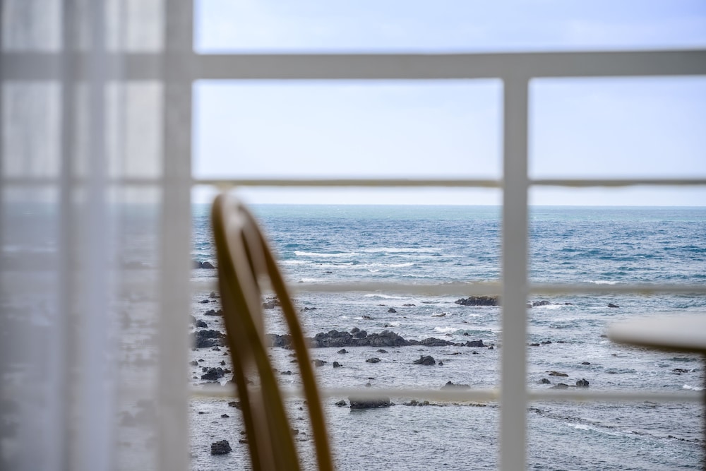 On The Sea Pension 78/80