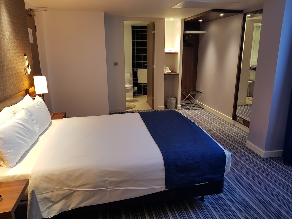 Holiday Inn Express Wakefield 12/48