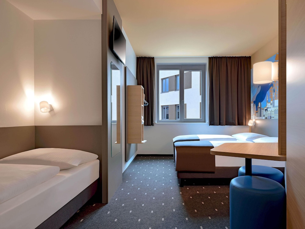 ROOM, TRIPLE, 1 QUEEN AND 1 SINGLE BED