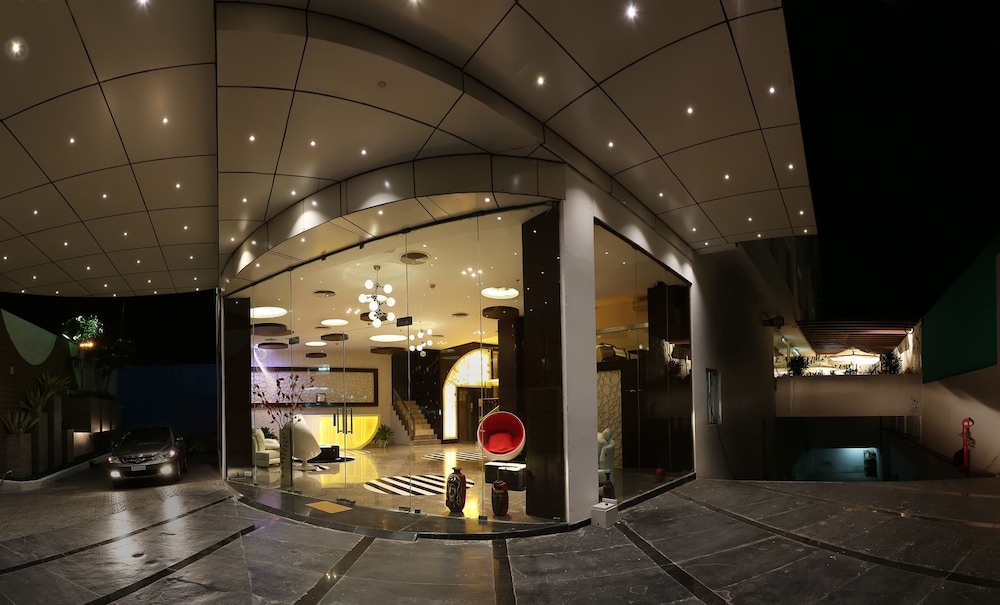 OYO Premium Airport Avinashi Road 2/17