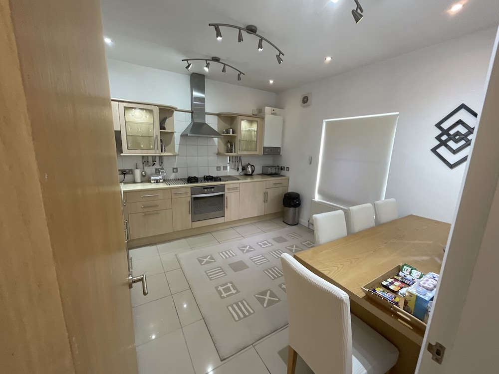 Earle House Serviced Apartments 5/50