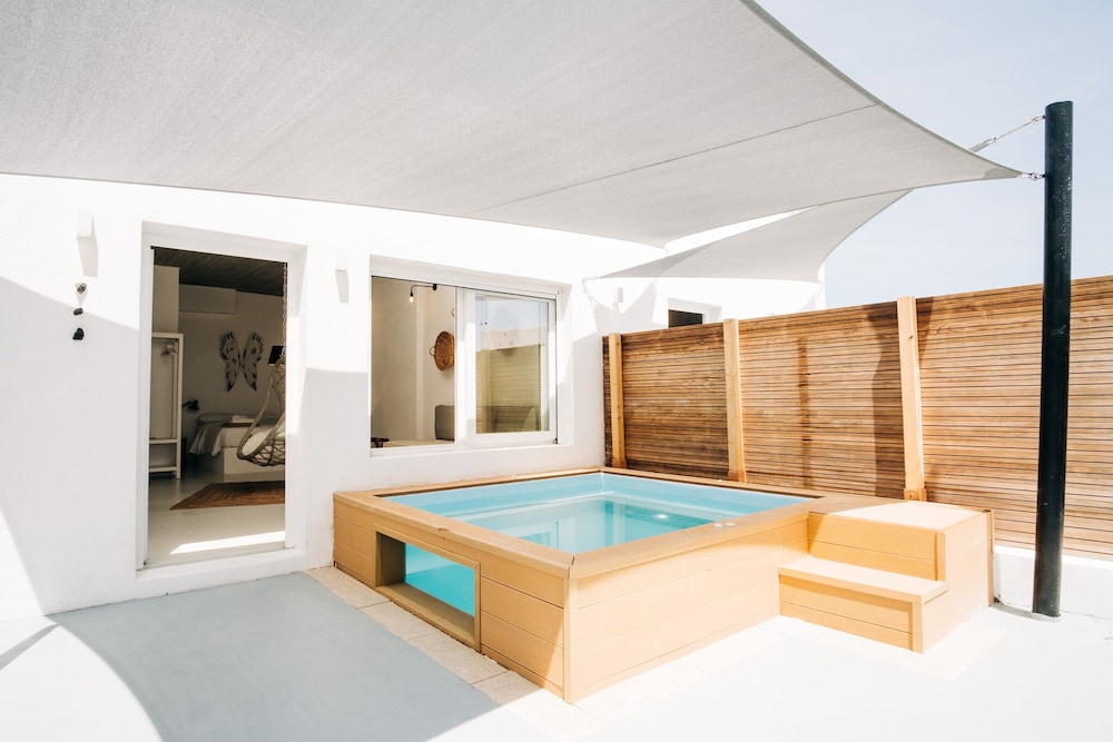 Mesanto Luxury Suites 30/50