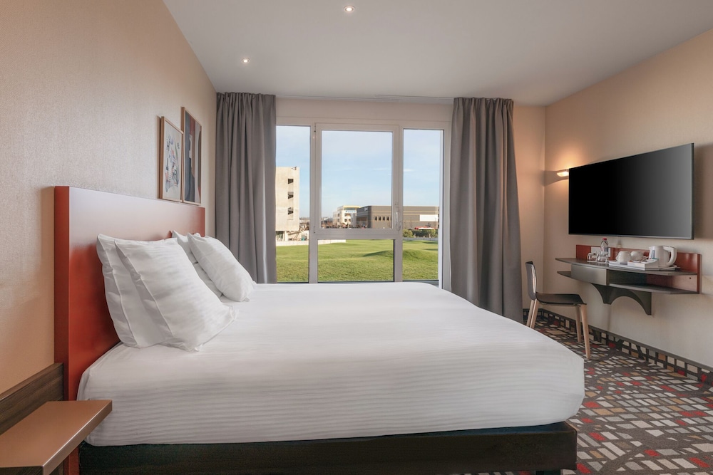 Room, King Bed, Accessible, Spark by Hilton Lyon Eurexpo 3/4