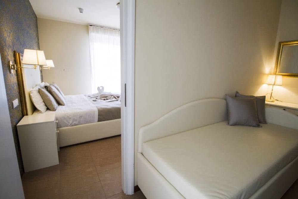 Lady Mary Hotel 3/33