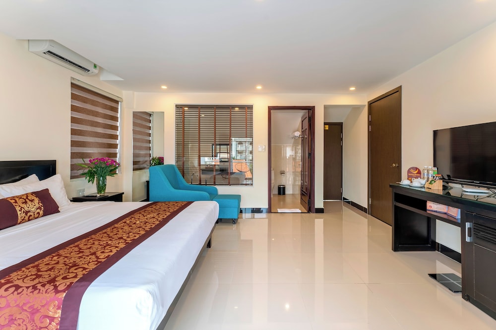 DELUXE, DOUBLE OR TWIN BED, WITH VIEW, BALCONY