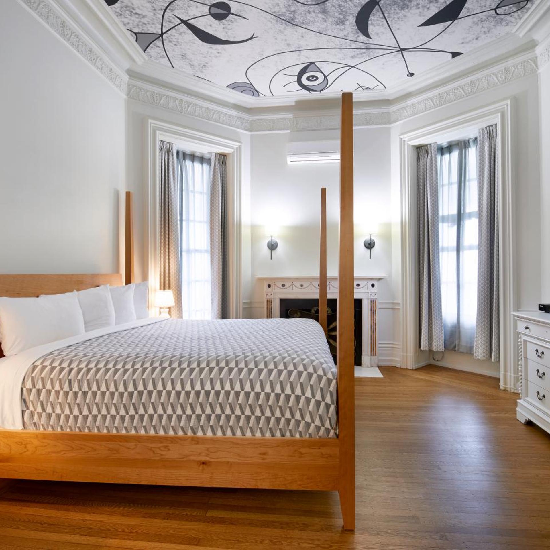 Mansion, King Bed