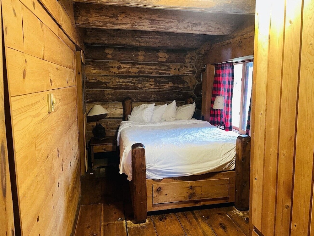 3 Bedrooms, Cabin, Double and Twin Beds, 3 Bathrooms