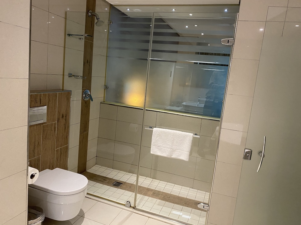 جناح تنفيذي بسرير كينج بإطلالة جزئية على البحر، Coastlands Umhlanga Hotel 5/6