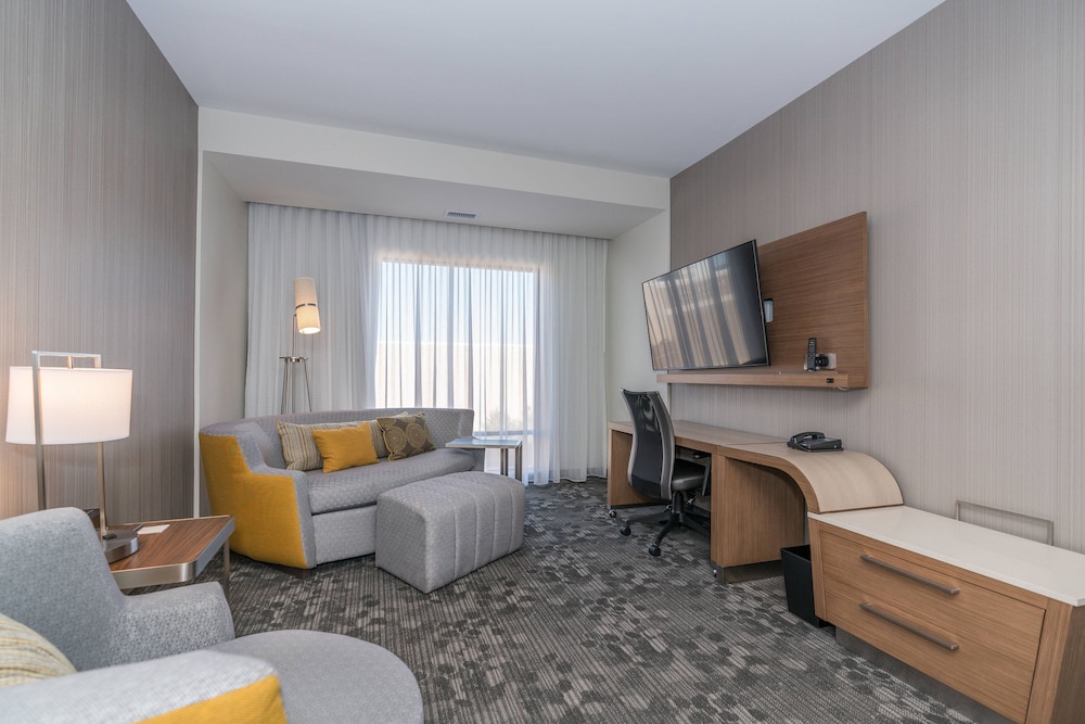 Courtyard By Marriott West Springfield 25/45