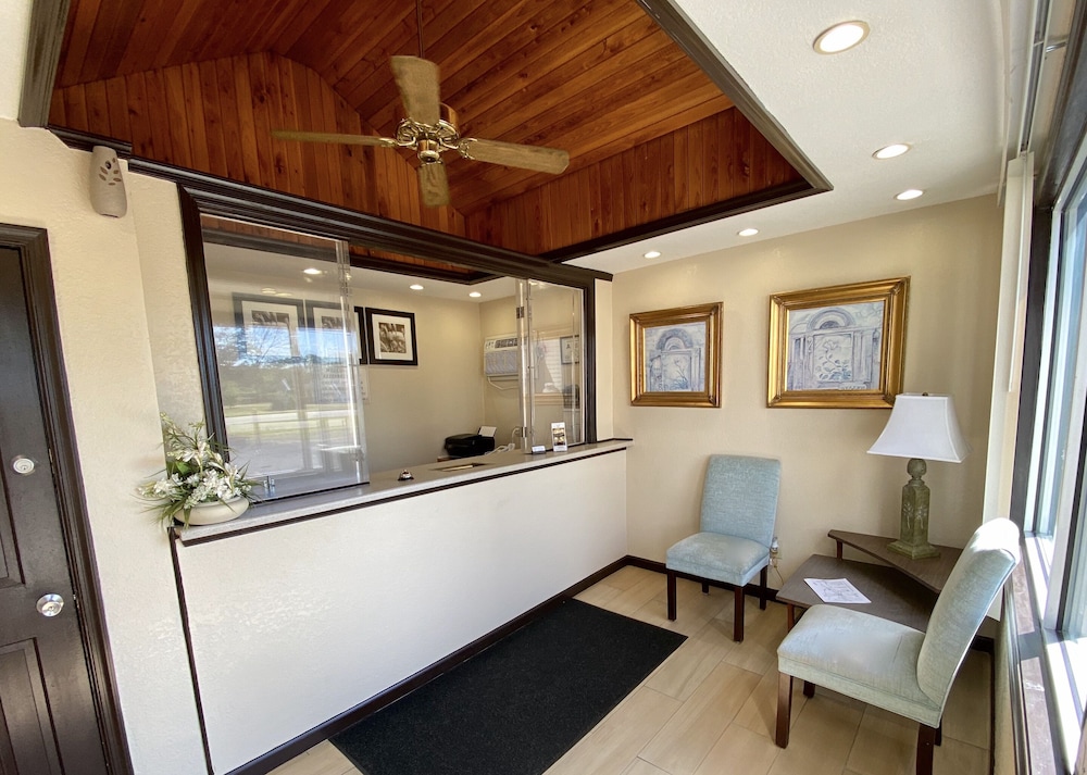 Whistling Pines Motel 10/31