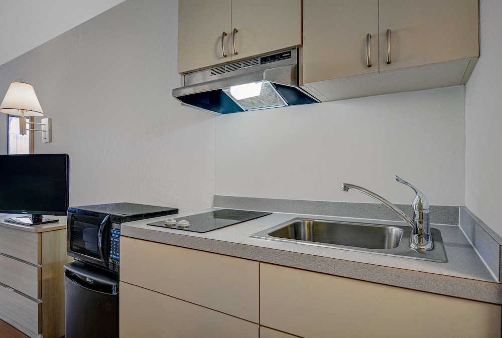 غرفة ديلوكس بسرير كوين بمطبخ صغير، Motel6 Tallahassee, FL - Downtown 6/7